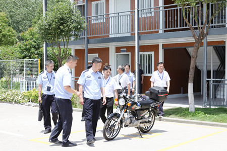 平湖湯副市長(zhǎng)檢查交校摩托車(chē)考場(chǎng)2（鐘春芳）_副本.jpg